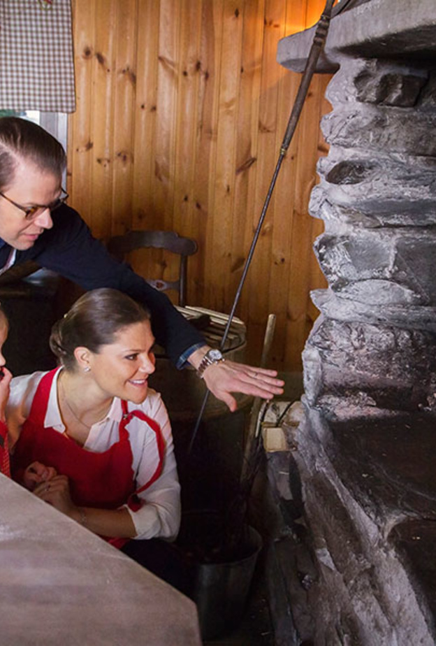 الأميرة فيكتوريا وأسرتها يقومون بالخبز