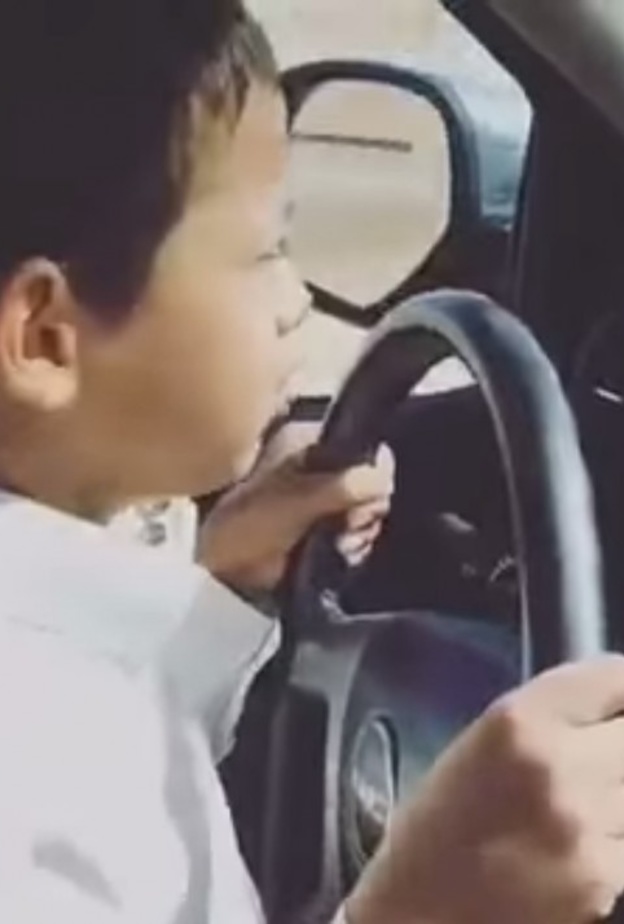 طفل يقود سيارة