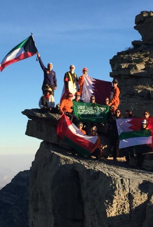 15 فتاة خليجية .. يتسلقن جبل شمس تحت شعار "أمة واحدة"