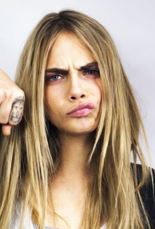 كارا ديليفين تعبر عن انزعاجها مصوري الباباراتزي