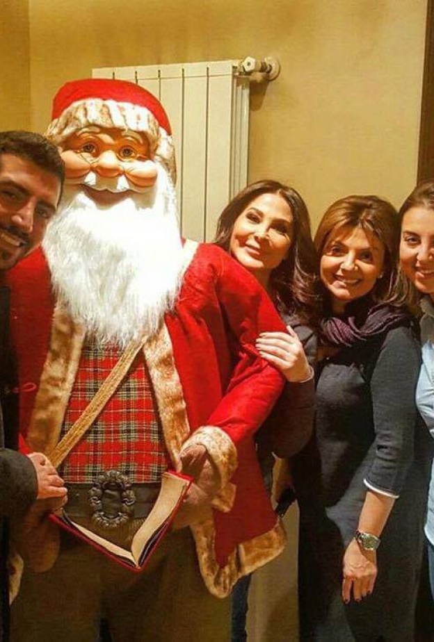 اليسا تحتفل بأعياد الميلاد بوقت مبكر مع أصدقائها المقربين