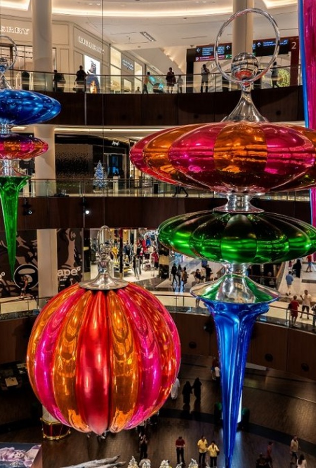 أكبر كرة زينة احتفالية بموسم الأعياد في العالم