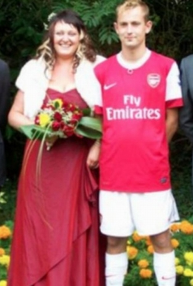 عريس يستبدل بدلة العرس بقميص فريقه المفضل!