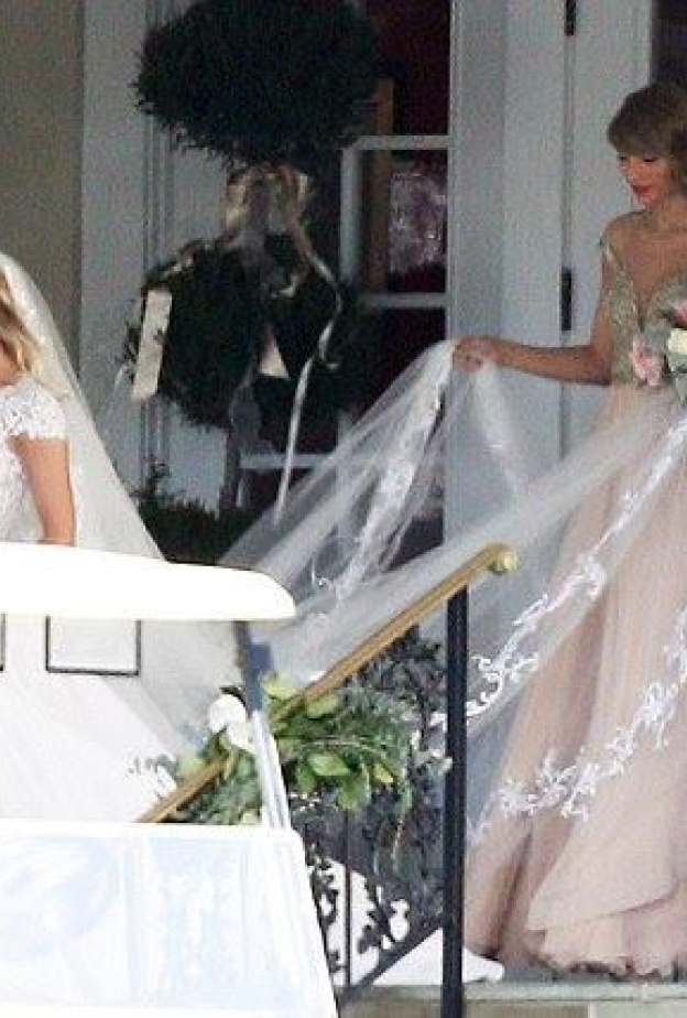 تايلور سويفت تشارك فرحة أعز صديقات عمرها