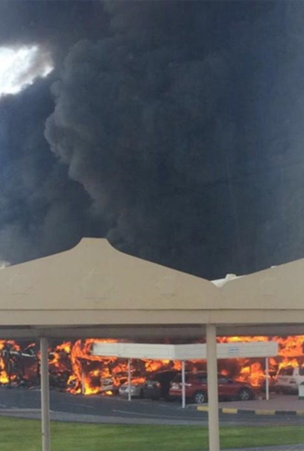 حريق يلتهم 19 سيارة في موقف جامعة الشارقة