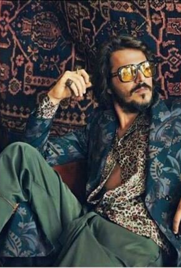  محمد جونسور  فى جلسة تصوير غريبة الاطوار