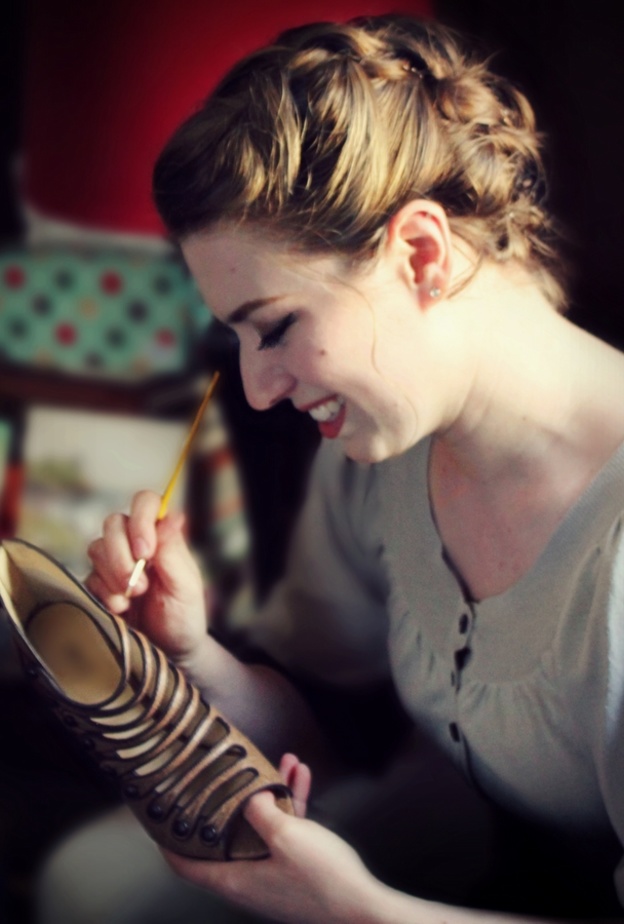 وصيفة تكتب على حذا صديقتها العروس