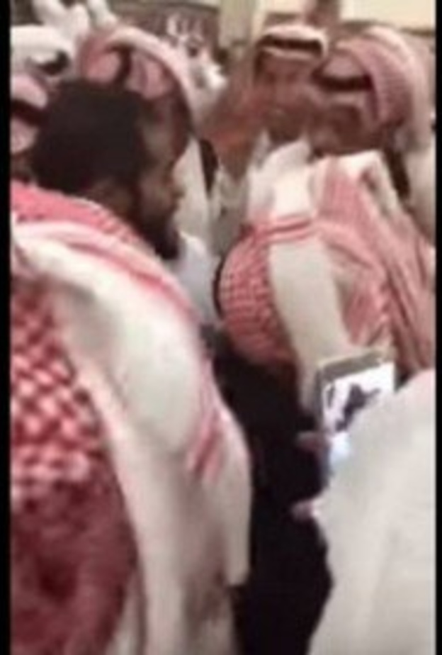 العريس وسط اصدقاؤه