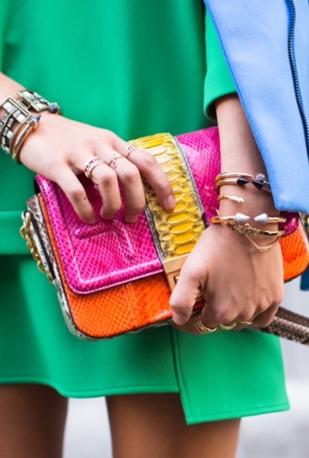 شنط يد بألوان ربيعية وبجلد الأفعى الفاخر