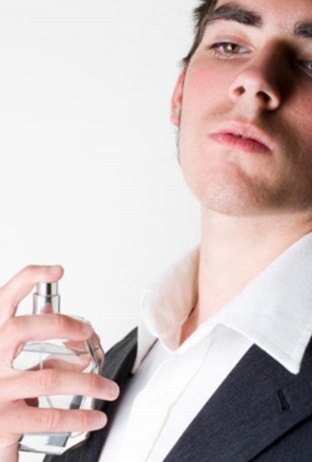 لا تكتمل اطلالة الرجل واناقته من دون وضع العطور المناسبة له