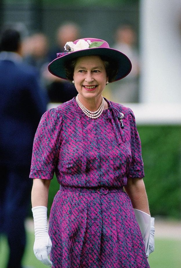 ألوان حيوية اعتمدتهم الملكة اليزابيث عام ١٩٨٦ خلال زيارتها لهون كونغ