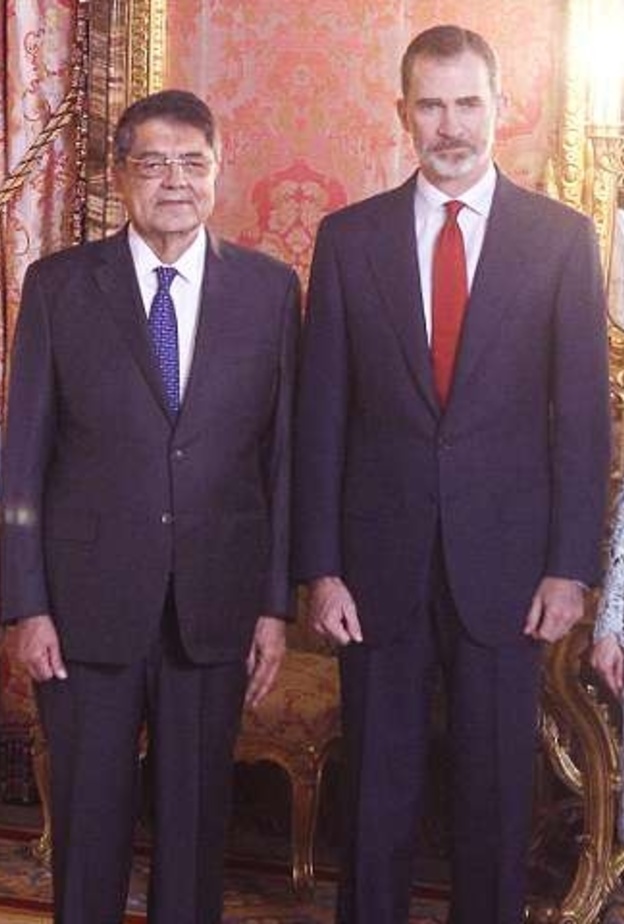 إطلالة الملكة ليتيزيا في استقبال الرئيس البرتغالي