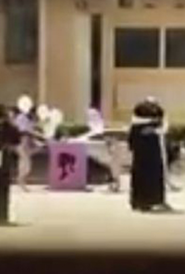 من مقطع الفيديو لشاب يفاجأ زوجته امام الكلية