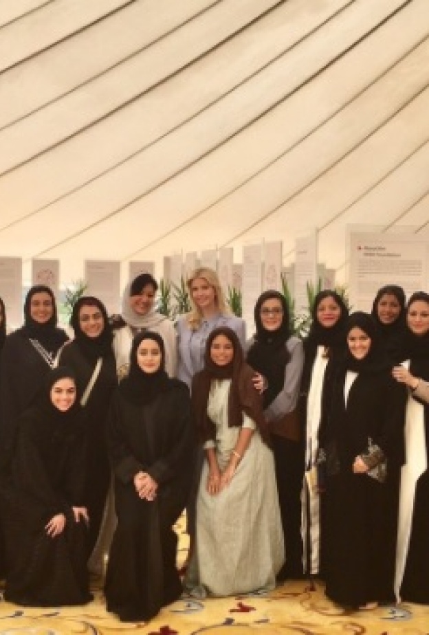 إيفانكا ترامب في صورة جماعية مع سيدات أعمال و رائدات سعوديات 