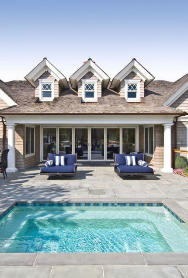 جلسة تناول الطعام مع الشيزلونغات امام المسبح الصغي