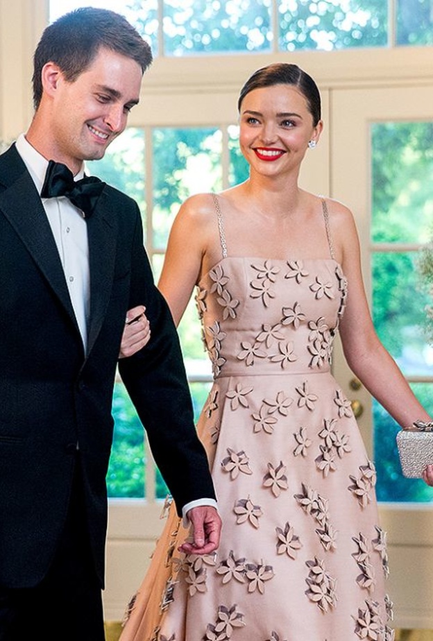 ميراندا كير تعلن عن خطبتها إلى ايفان شبيغل