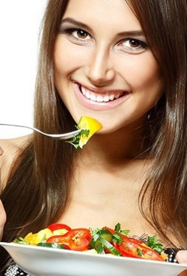 تناول الفواكه والخضار يشعرك بالسعادة