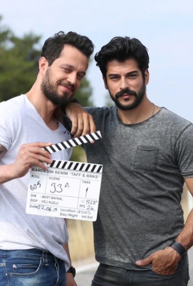 الممثل التركي بوراك أوزجفيت مع المغني التركي مراد بوز في كواليس أخي انا