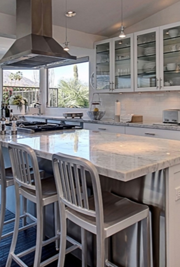 مطبخ المنزل مجهز تجهيز كامل ويحتوي على العديد من الاسطح الرخامية وحوضين لغسيل الأطباق