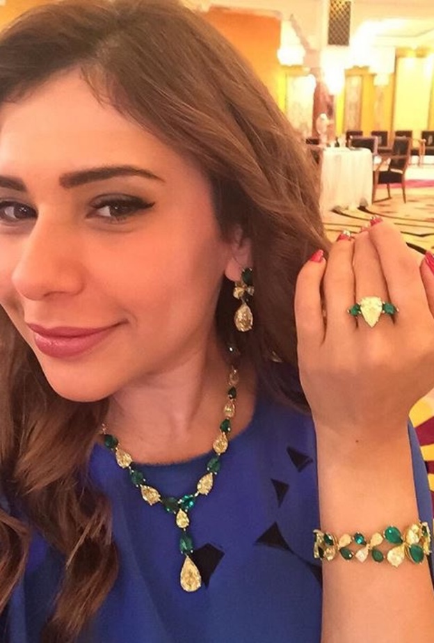 سارة تعرض مجوهراتها