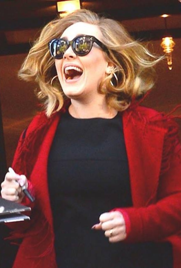 أديل و صرخة سعادة من القلب أثناء توقيع ألبومها في نيويورك يوم أمس