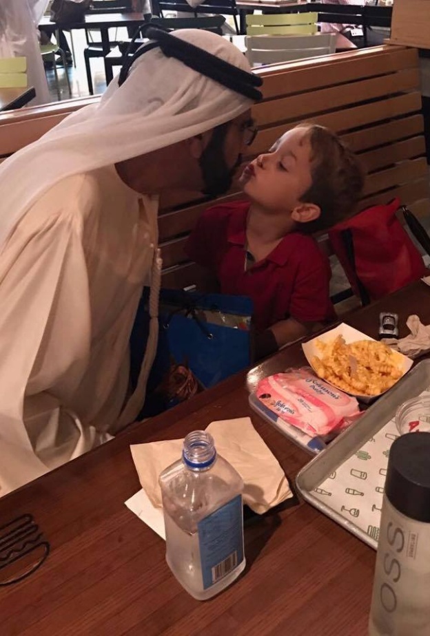 الشيخ محمد بن راشد يتناول طعام الغداء مع ابنه زايد