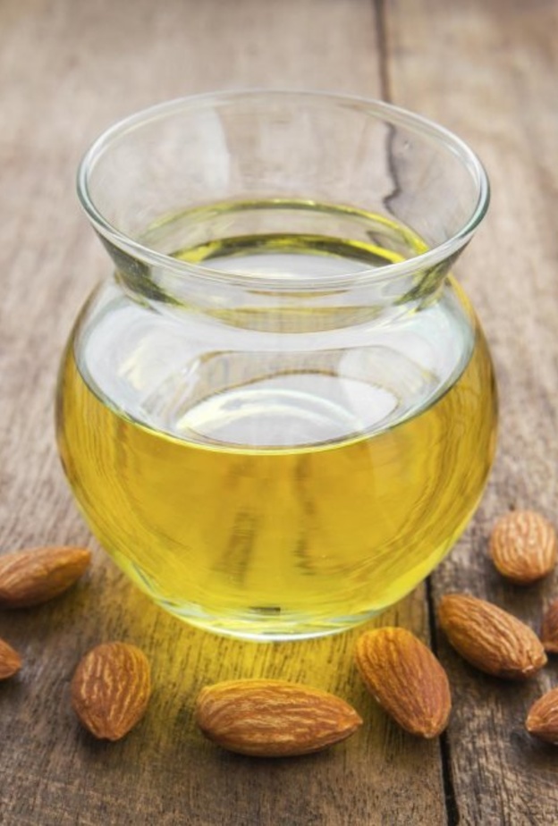 فوائد زيت اللوز المر لبشرة العروس