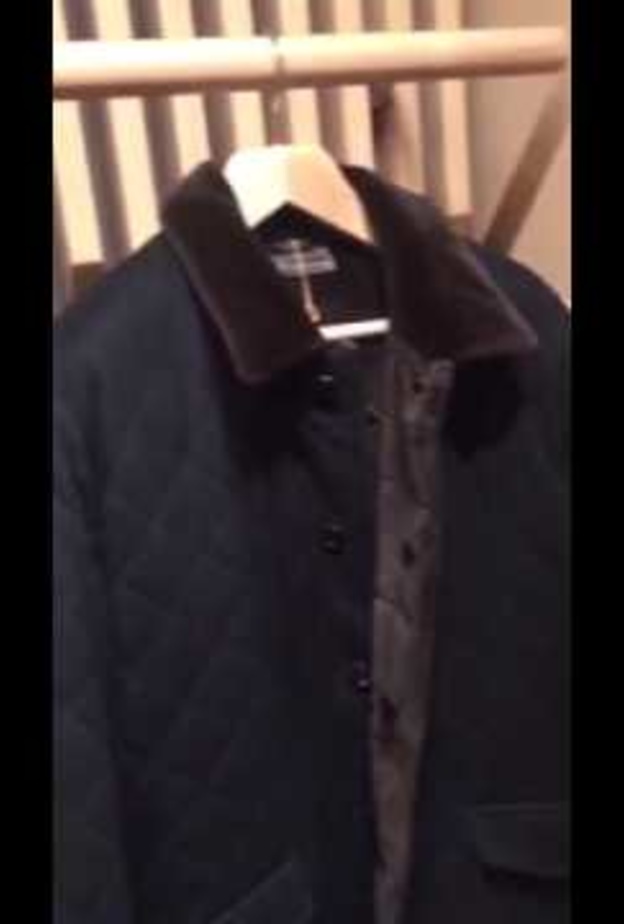 الجاكيت المعروض بالفيديو