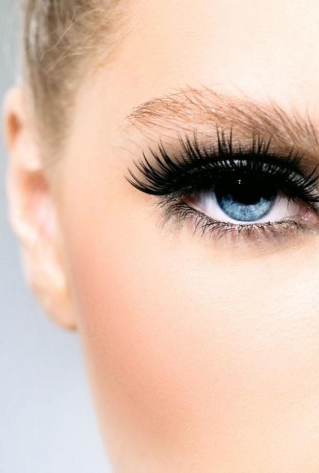 رموش كثيفة وجذابة