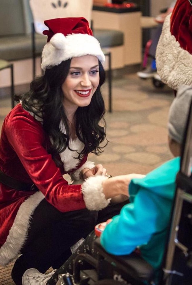 كاتي بيري تحتفل بأعياد في مستشفى خاص بالأطفال في لوس أنجلوس 