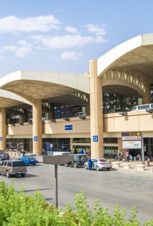 تعليق الرحلات الجوية الدولية ومنع الدخول إلى السعودية برا وبحرا مؤقتا