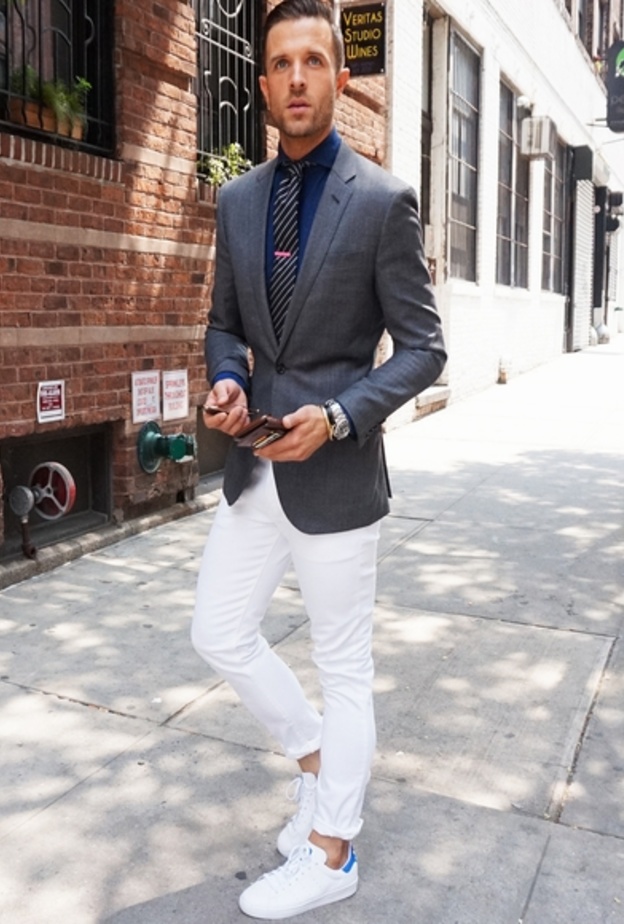 الجينز الابيض مع السترة للذهاب الى العمل