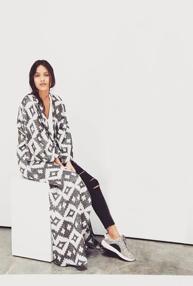 تنسيق الحذاء الرياضي مع العباية