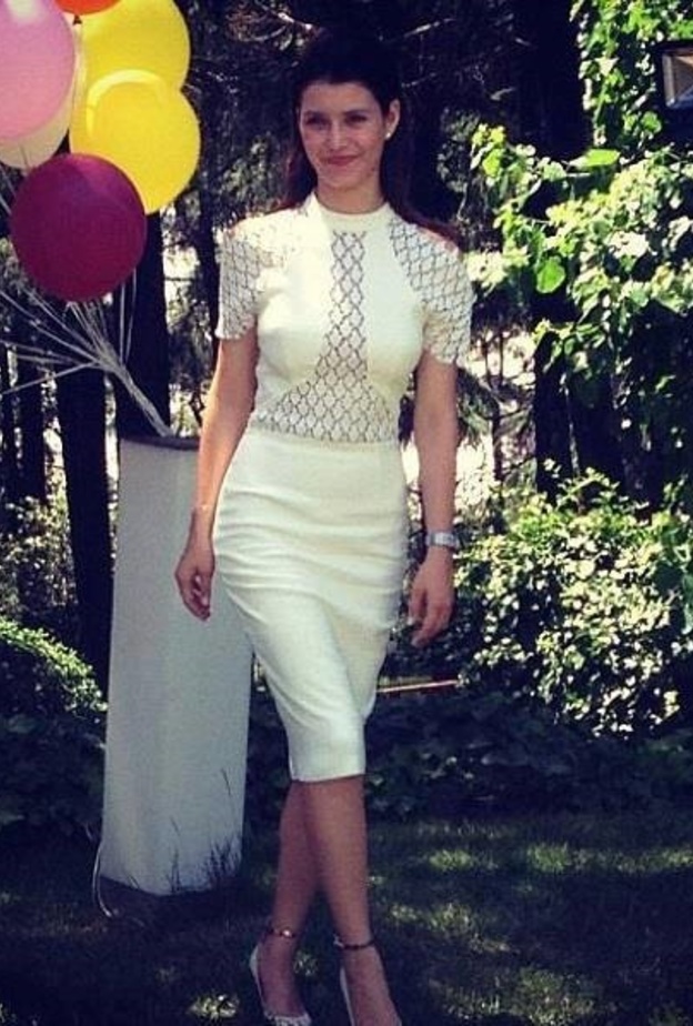 بيرين سات تتألق بفستان أبيض ميدي صباحي