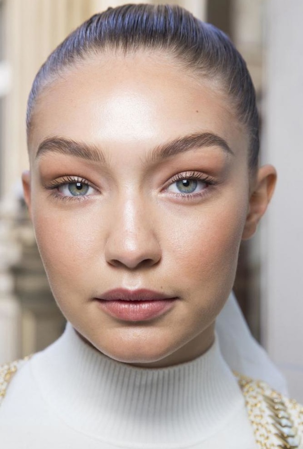 رسم الحواجب مع الحفاظ على رسمة الحواجب الطبيعية