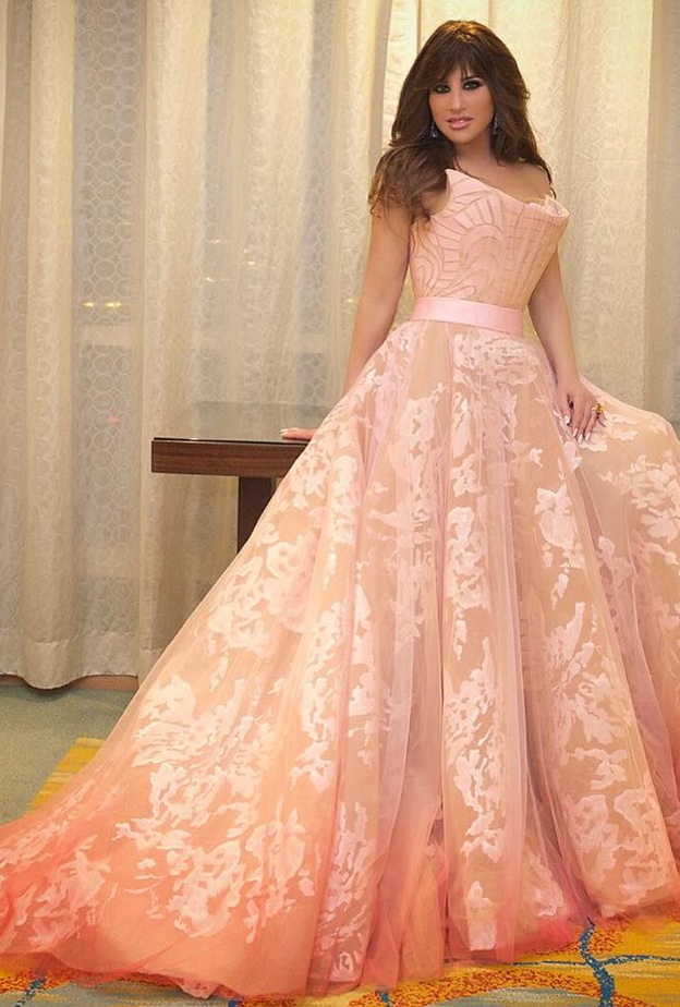 نجوى كرم في فستان ملكي باللون الزهري