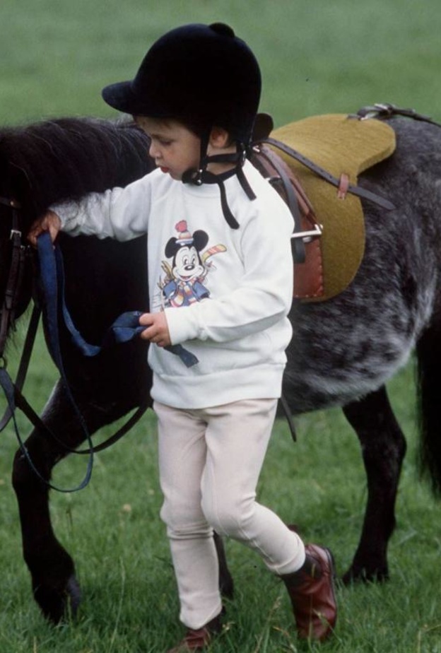 الامير وليام بصحبة حصانه الصغير