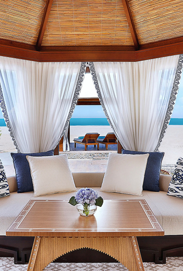 معنى جديد للرفاهية في منتجع الريتز-كارلتون رأس الخيمة، شاطئ الحمرا