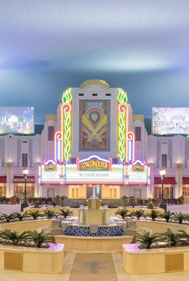 البلازا في عالم وارنر براذرز أبوظبي