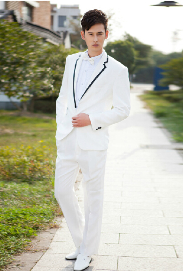 بدلة العريس البيضاء مزينة بالاسود