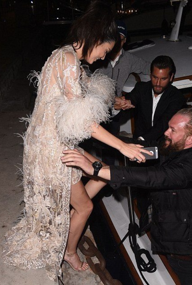 يبدو أن كيندال جينر بحاجة لمساعدة فعلية من قبل طاقم الزورق لمساعدتها على ركوبه