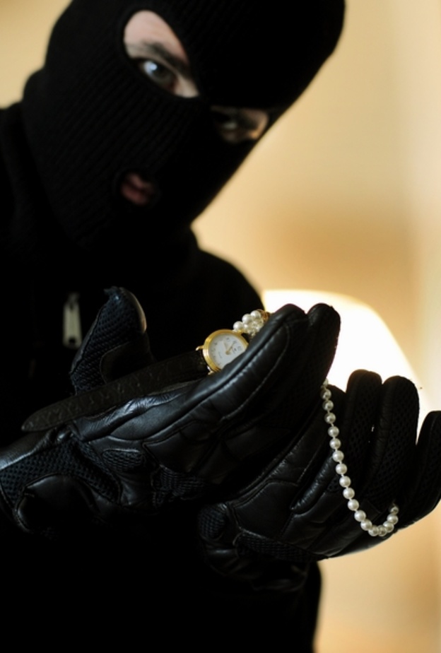 فيديو : مجهول يضرب فتاة ويسرقها في وضح النهار