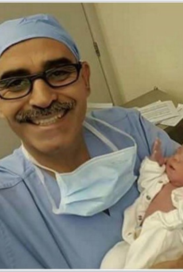 الصورة للطفل الرضيع مع الطبيب 