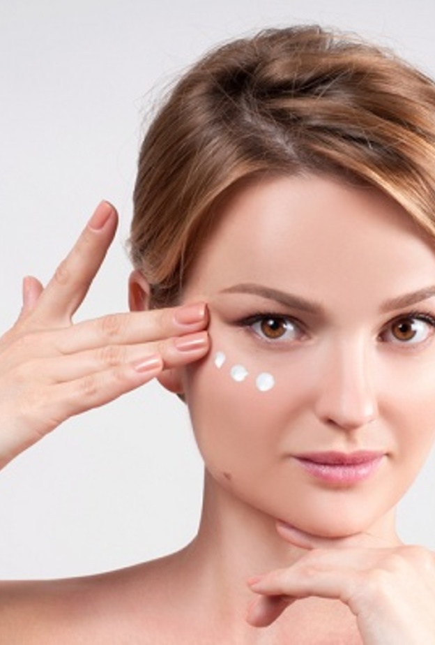 لا تهملي ترطيب محيط العين