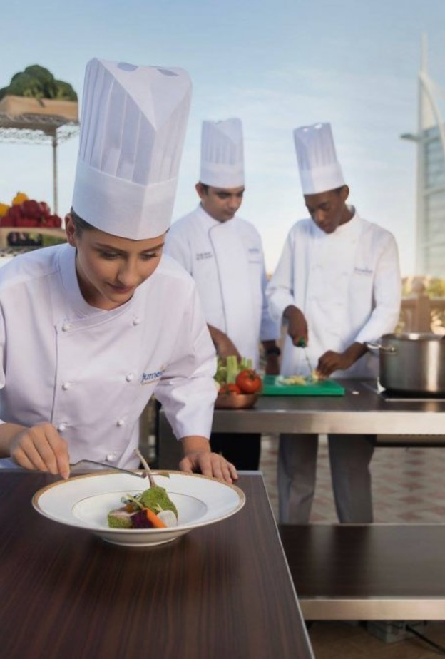 منح دراسية وجوائز مميزة للعام الدراسي المقبل في كلية دبي للسياحة