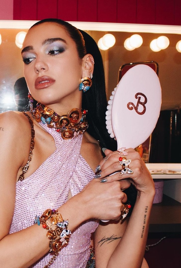 تزيّني بتصاميم مجوهرات أنثوية من وحي النجمة دوا ليبا Dua Lipa