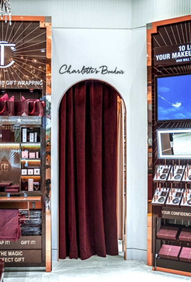 شارلوت تلبوري تتوسع عبر منطقة الشرق الأوسط وتفتتح متاجر جديدة لها في المملكة العربية السعودية