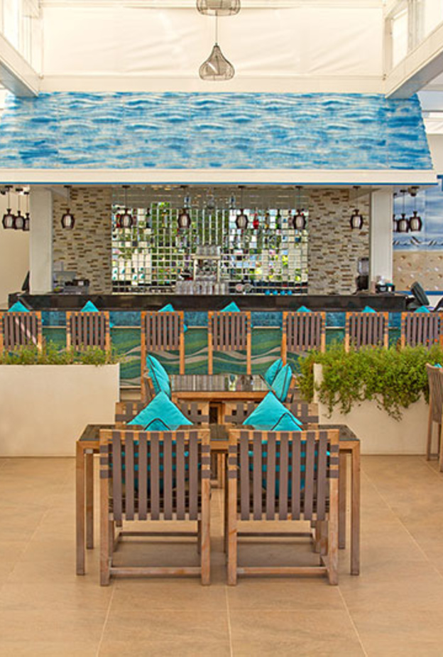 استمتعوا بمأكولات البحر المتوسط في مطعم بلاج في فندق جميرا زعبيل سراي النخلة