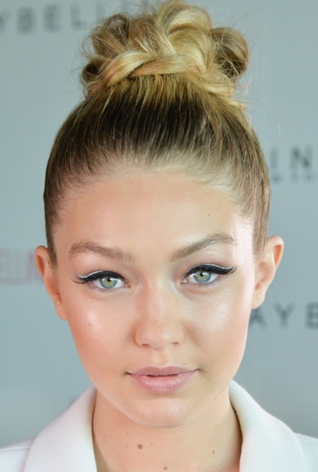 جيجي حديد تختار الآي لاينر المجنّح مع الخطوط البيضاء