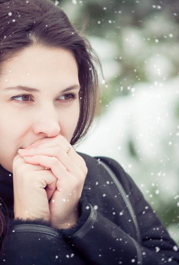 للنساء فقط .. لهذه الأسباب عليكن بتدفئة أيديكن في فصل الشتاء